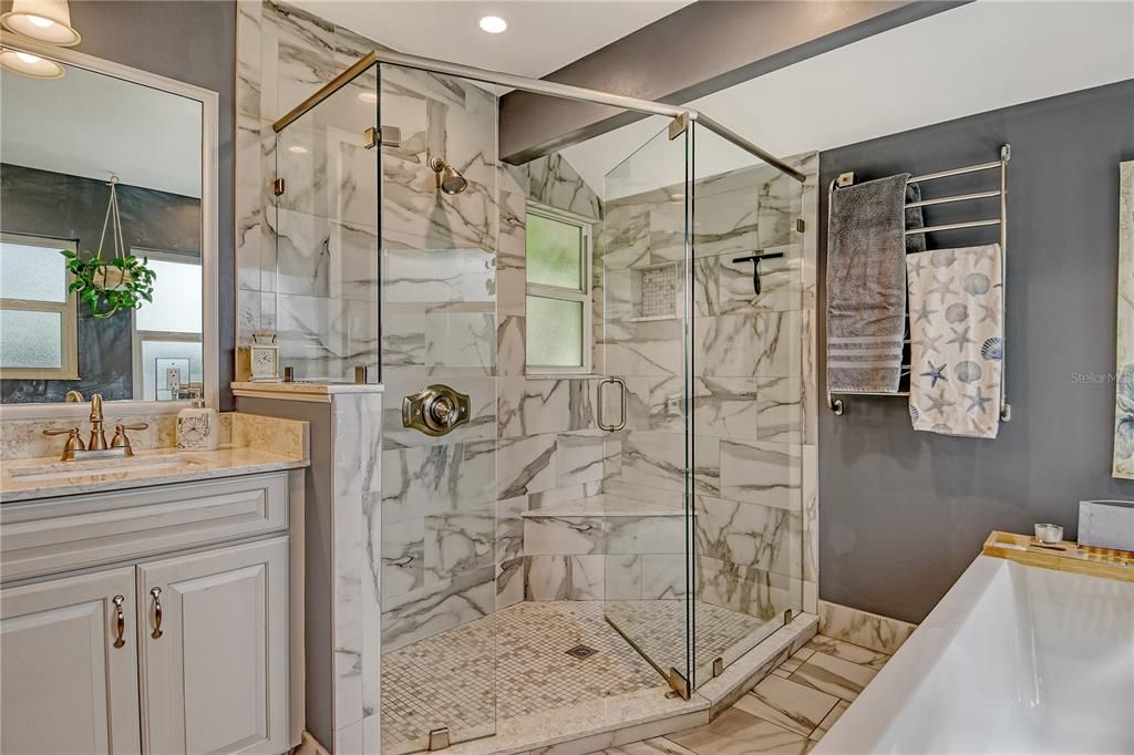 Activo con contrato: $598,000 (3 camas, 2 baños, 2178 Pies cuadrados)