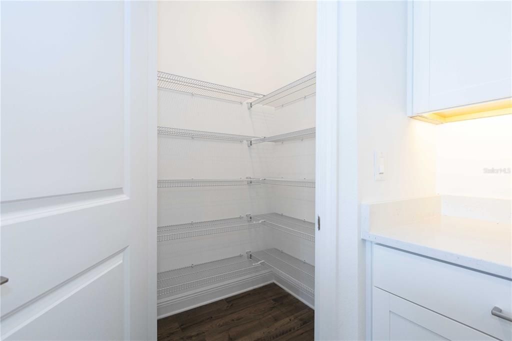 En Renta: $5,600 (5 camas, 3 baños, 3092 Pies cuadrados)