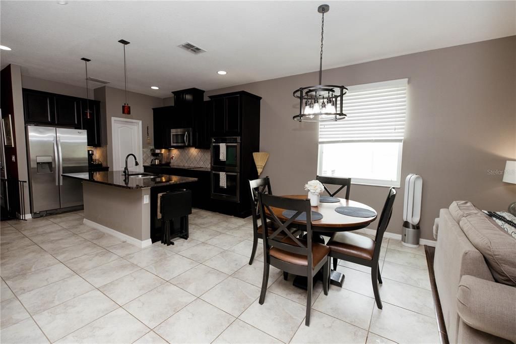 Под контрактом: $520,000 (4 спален, 3 ванн, 2459 Квадратных фут)