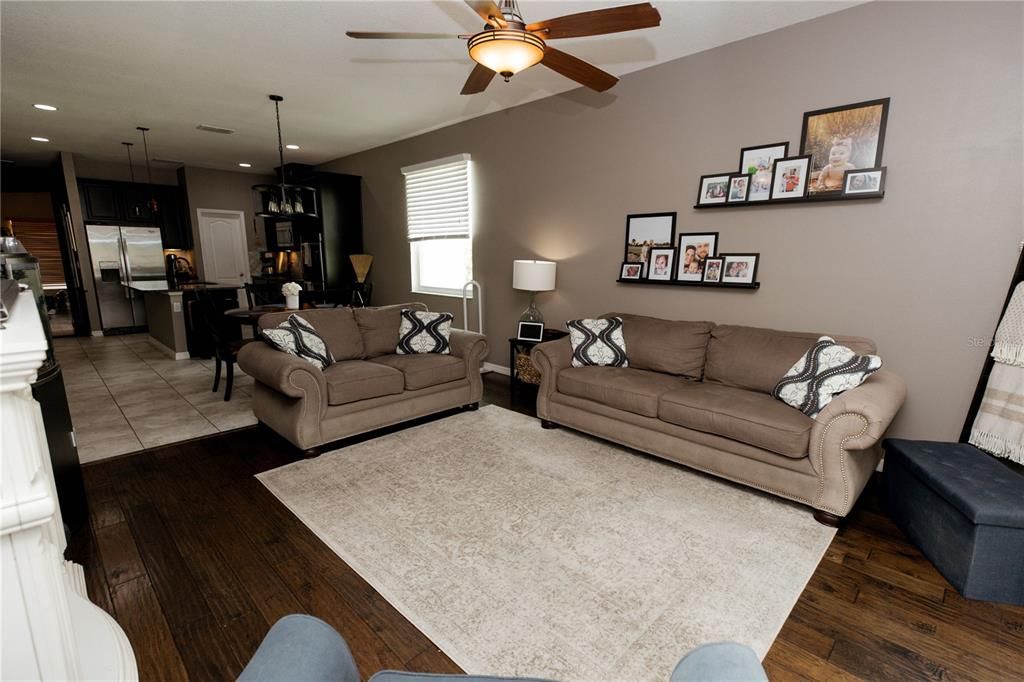 Под контрактом: $520,000 (4 спален, 3 ванн, 2459 Квадратных фут)