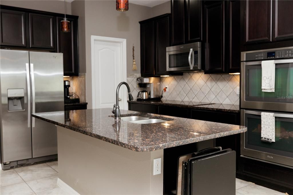 Под контрактом: $520,000 (4 спален, 3 ванн, 2459 Квадратных фут)