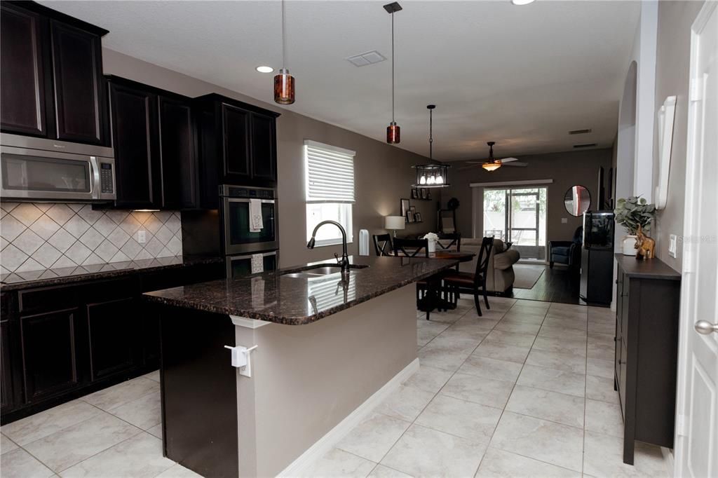 Под контрактом: $520,000 (4 спален, 3 ванн, 2459 Квадратных фут)