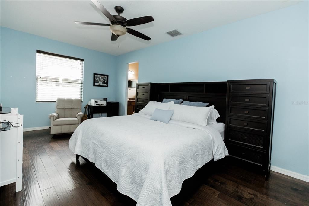 Под контрактом: $520,000 (4 спален, 3 ванн, 2459 Квадратных фут)