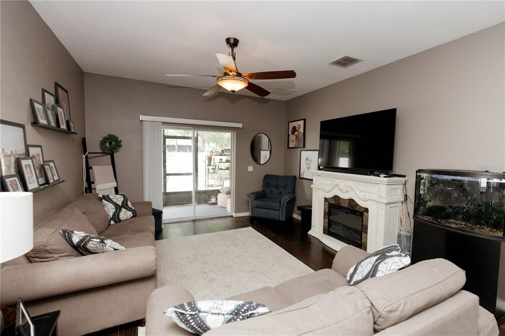 Под контрактом: $520,000 (4 спален, 3 ванн, 2459 Квадратных фут)