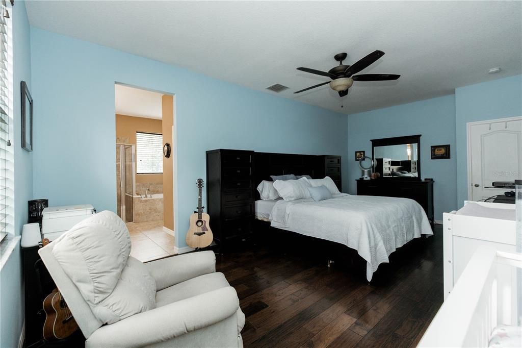 Под контрактом: $520,000 (4 спален, 3 ванн, 2459 Квадратных фут)