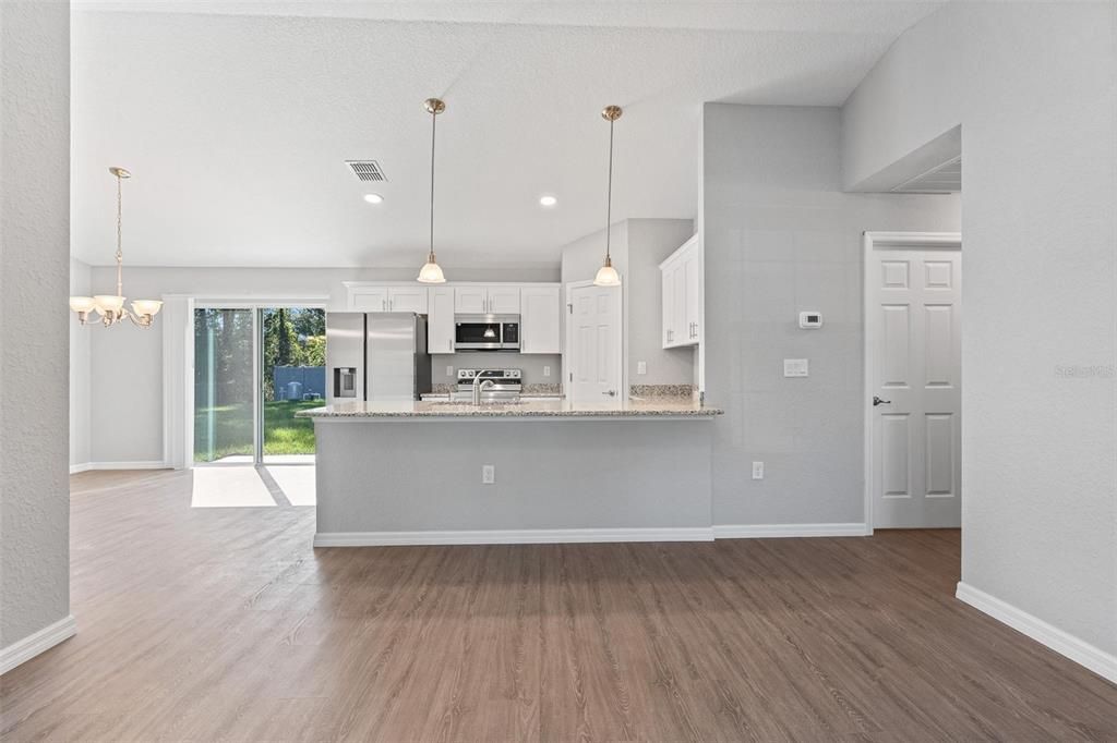 合同活跃: $219,900 (3 贝兹, 2 浴室, 1121 平方英尺)