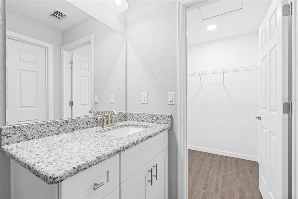 合同活跃: $219,900 (3 贝兹, 2 浴室, 1121 平方英尺)