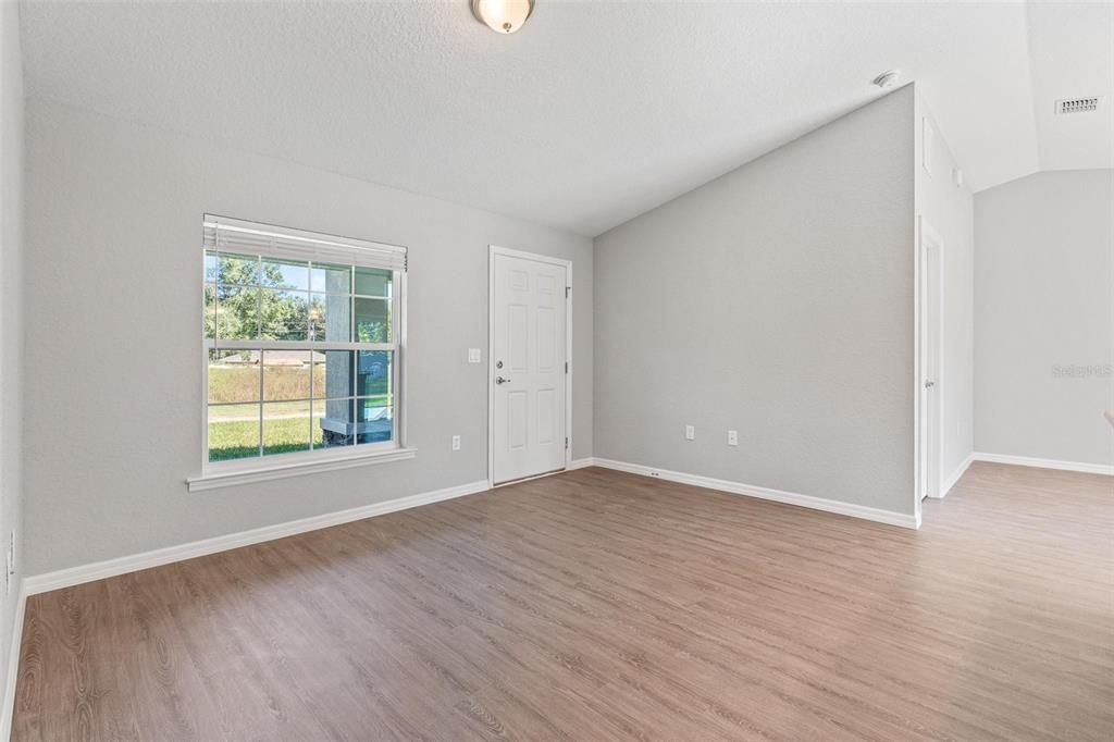 合同活跃: $219,900 (3 贝兹, 2 浴室, 1121 平方英尺)