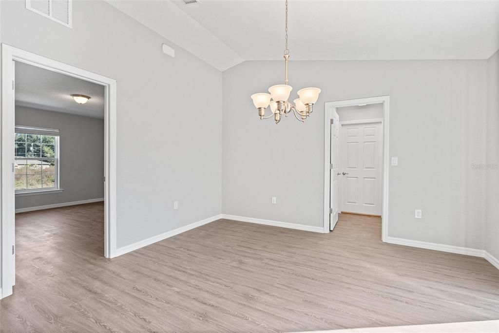 合同活跃: $219,900 (3 贝兹, 2 浴室, 1121 平方英尺)