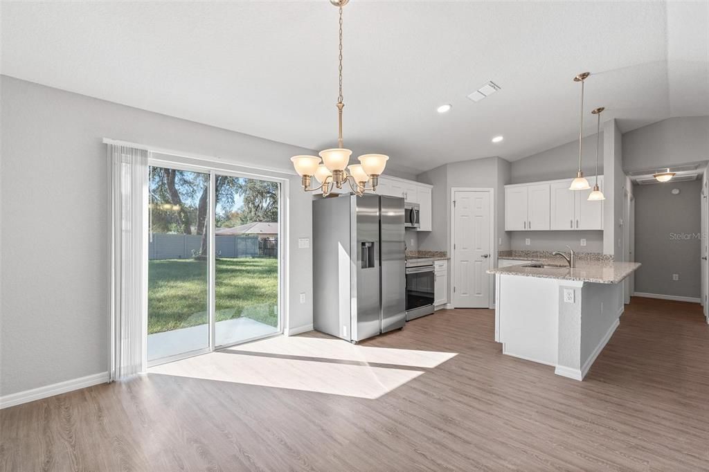 合同活跃: $219,900 (3 贝兹, 2 浴室, 1121 平方英尺)