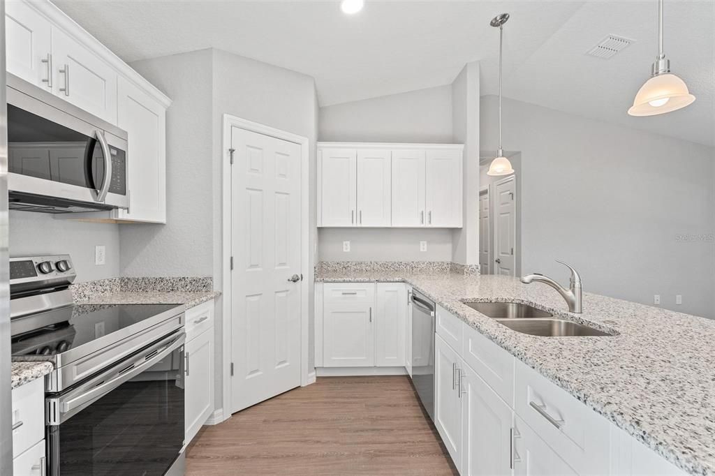 合同活跃: $219,900 (3 贝兹, 2 浴室, 1121 平方英尺)