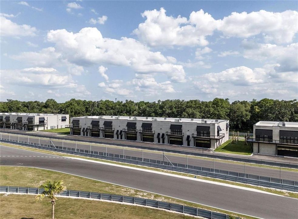 待售: $390,000 (0 贝兹, 0 浴室, 697 平方英尺)