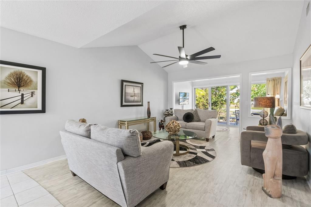 For Sale: $138,000 (2 beds, 2 baths, 1037 Square Feet)