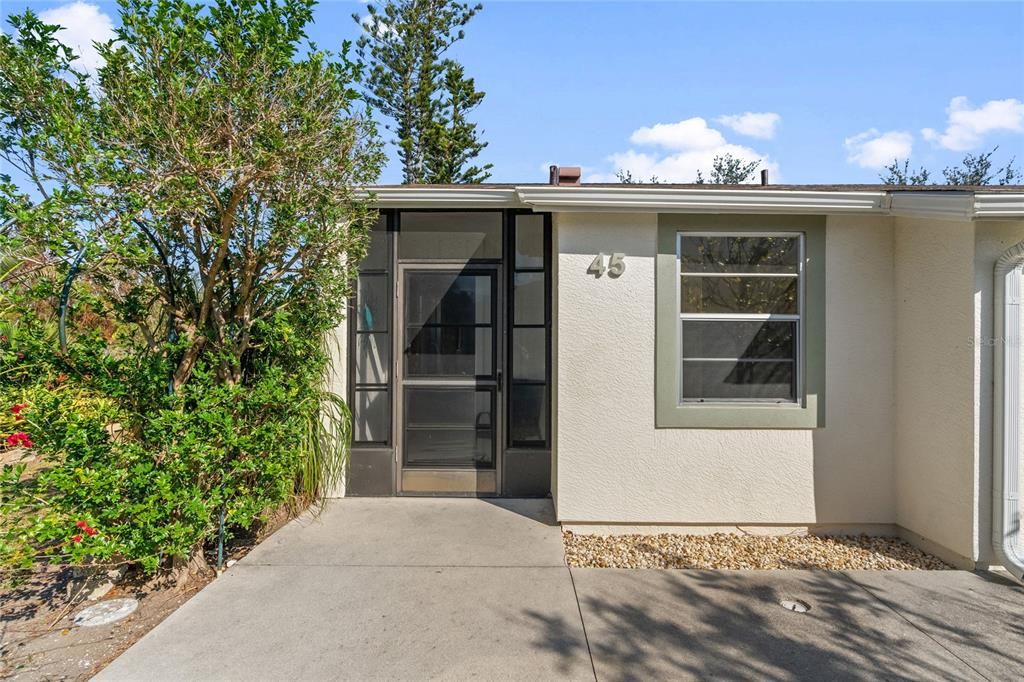 For Sale: $138,000 (2 beds, 2 baths, 1037 Square Feet)