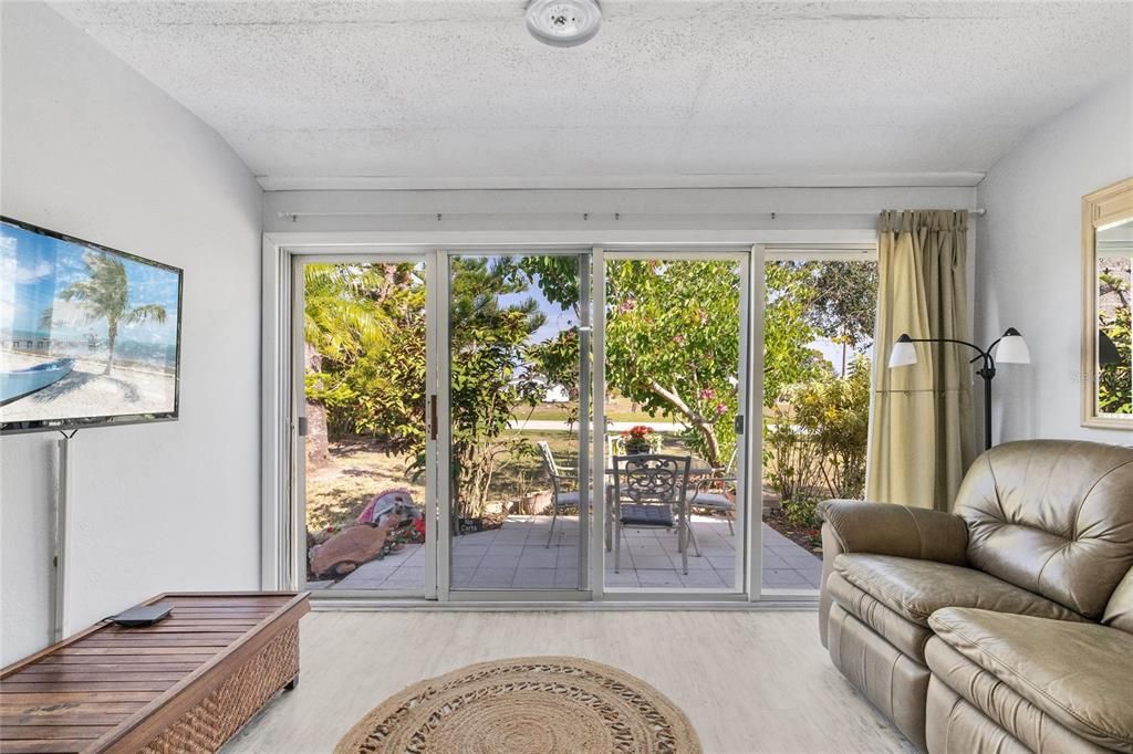 For Sale: $138,000 (2 beds, 2 baths, 1037 Square Feet)