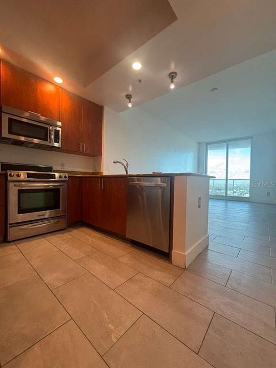 For Sale: $395,000 (1 beds, 1 baths, 826 Square Feet)