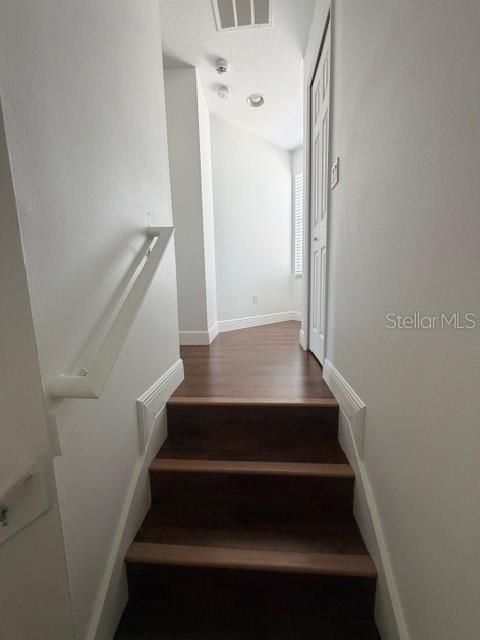 合同活跃: $2,100 (3 贝兹, 2 浴室, 1472 平方英尺)