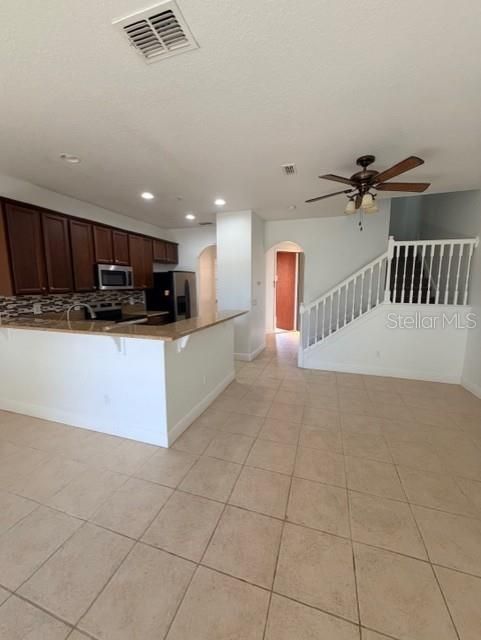 合同活跃: $2,100 (3 贝兹, 2 浴室, 1472 平方英尺)