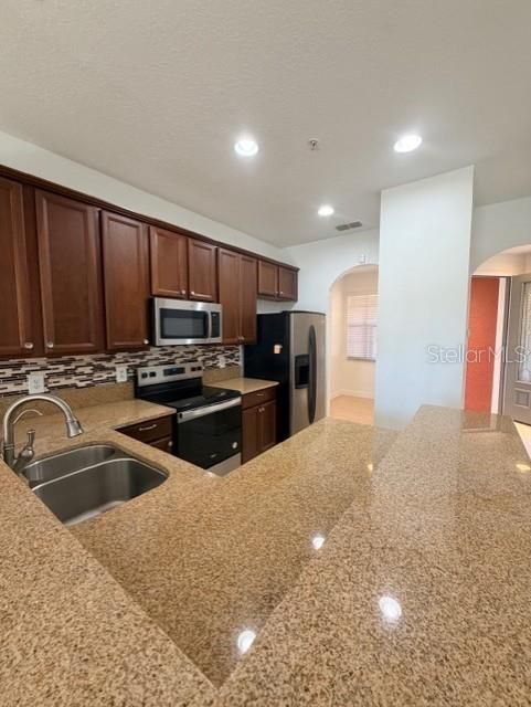 合同活跃: $2,100 (3 贝兹, 2 浴室, 1472 平方英尺)