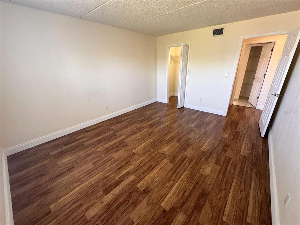 For Sale: $140,000 (1 beds, 1 baths, 742 Square Feet)