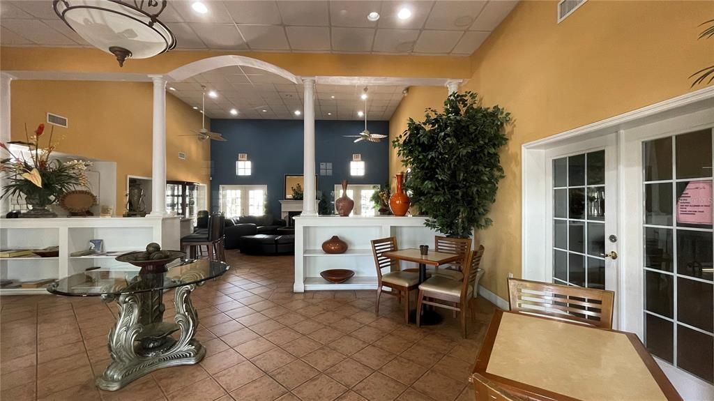 For Sale: $140,000 (1 beds, 1 baths, 742 Square Feet)