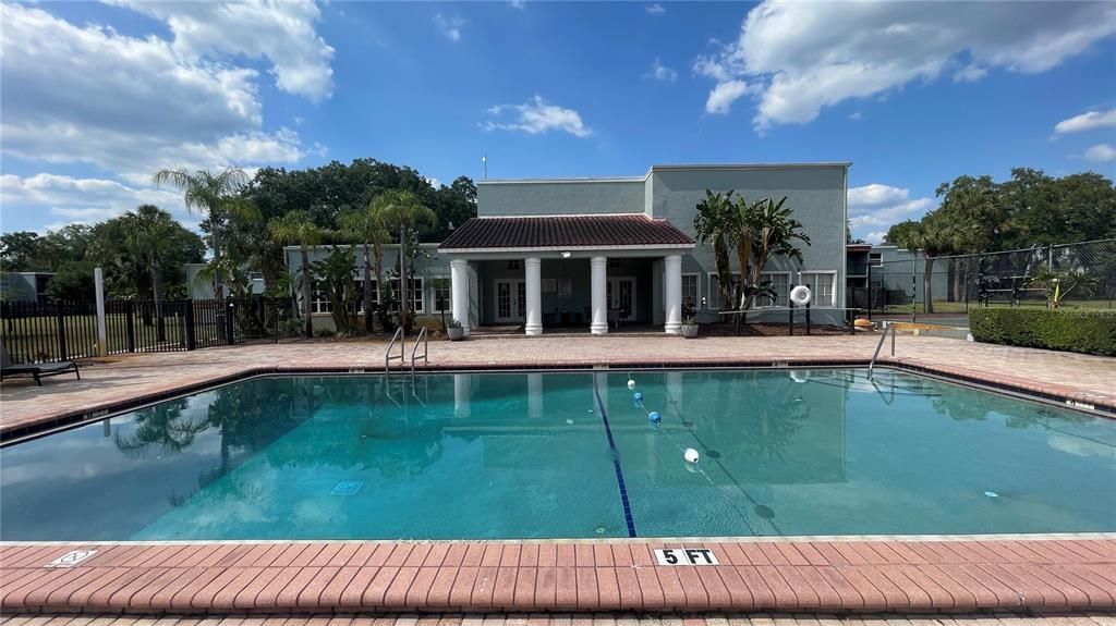 For Sale: $140,000 (1 beds, 1 baths, 742 Square Feet)