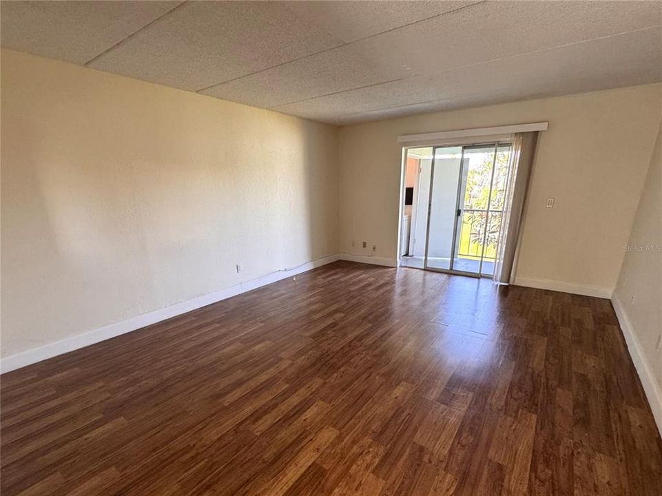 For Sale: $140,000 (1 beds, 1 baths, 742 Square Feet)