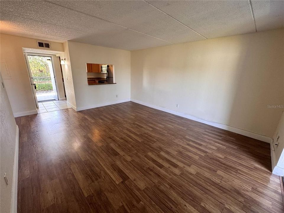 For Sale: $140,000 (1 beds, 1 baths, 742 Square Feet)