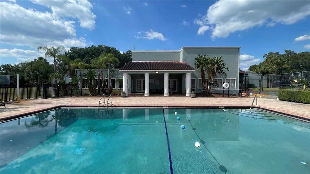 For Sale: $140,000 (1 beds, 1 baths, 742 Square Feet)