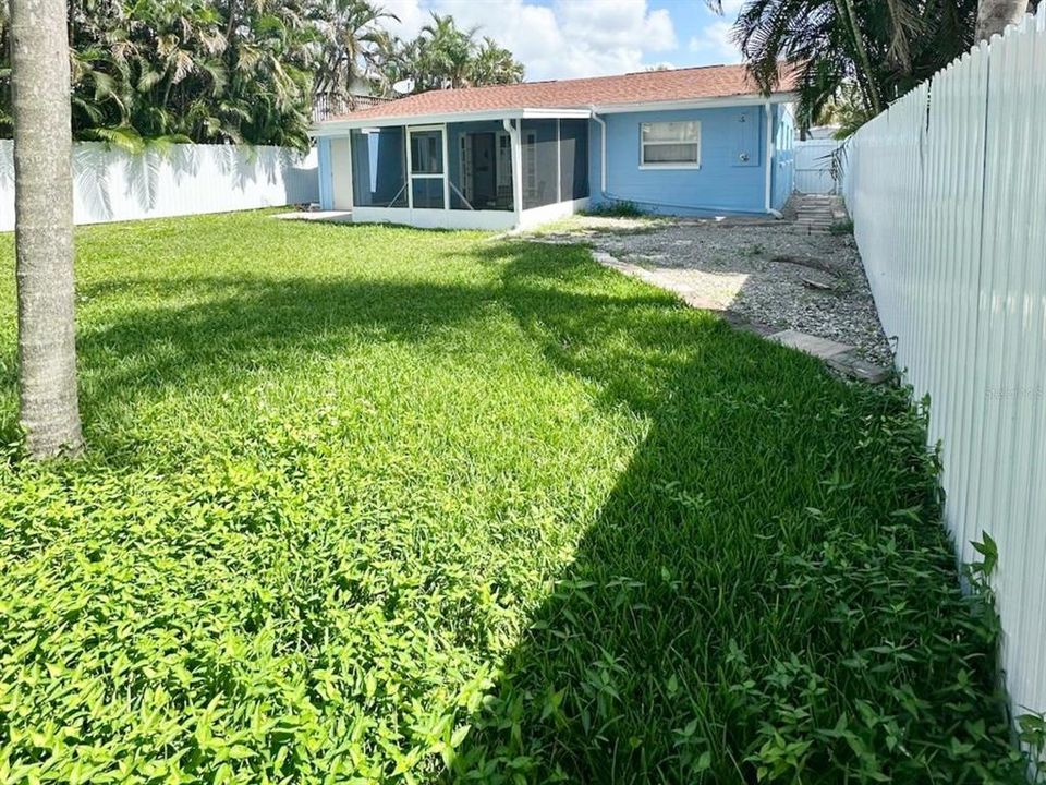 For Sale: $569,999 (2 beds, 1 baths, 961 Square Feet)