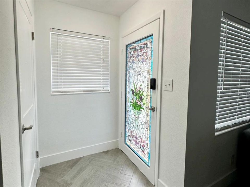 For Sale: $569,999 (2 beds, 1 baths, 961 Square Feet)