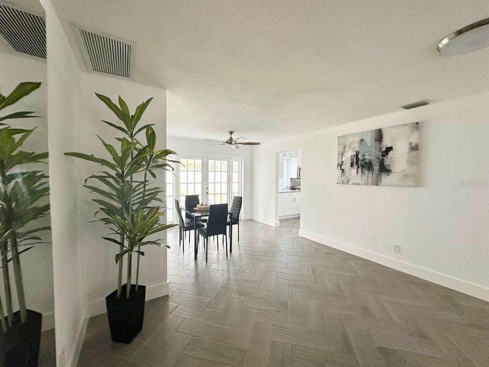 For Sale: $569,999 (2 beds, 1 baths, 961 Square Feet)