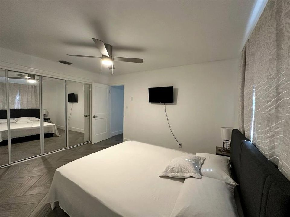 For Sale: $569,999 (2 beds, 1 baths, 961 Square Feet)