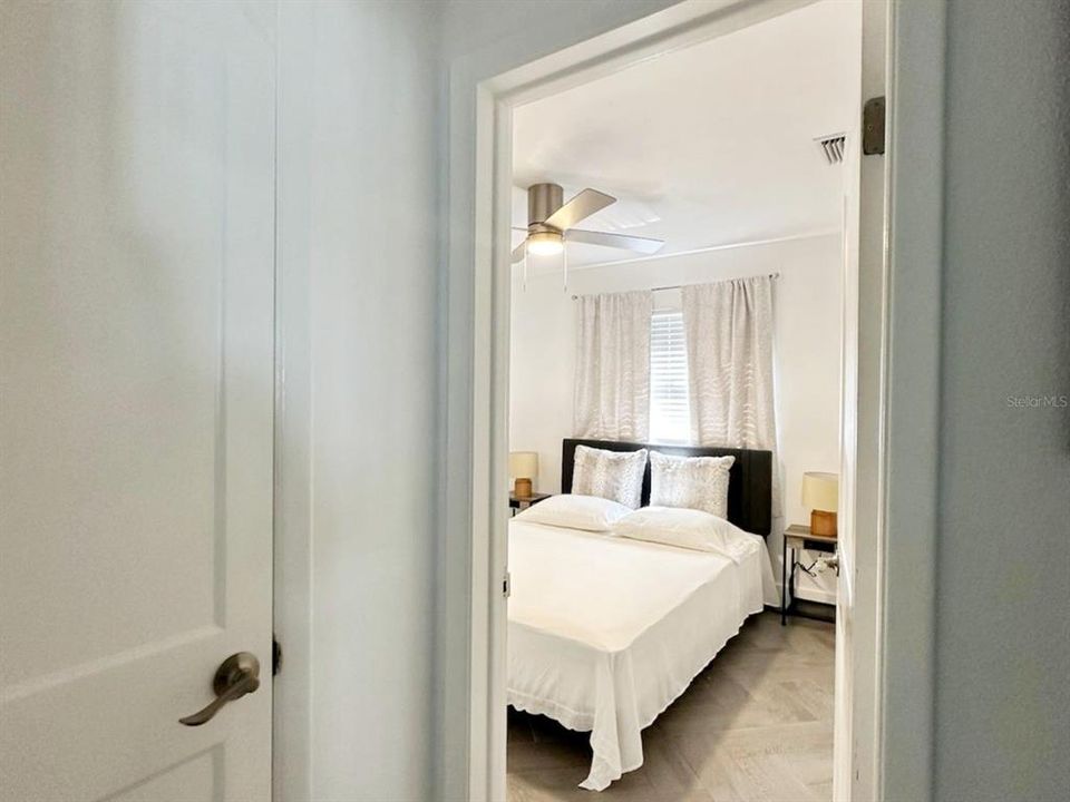 For Sale: $569,999 (2 beds, 1 baths, 961 Square Feet)