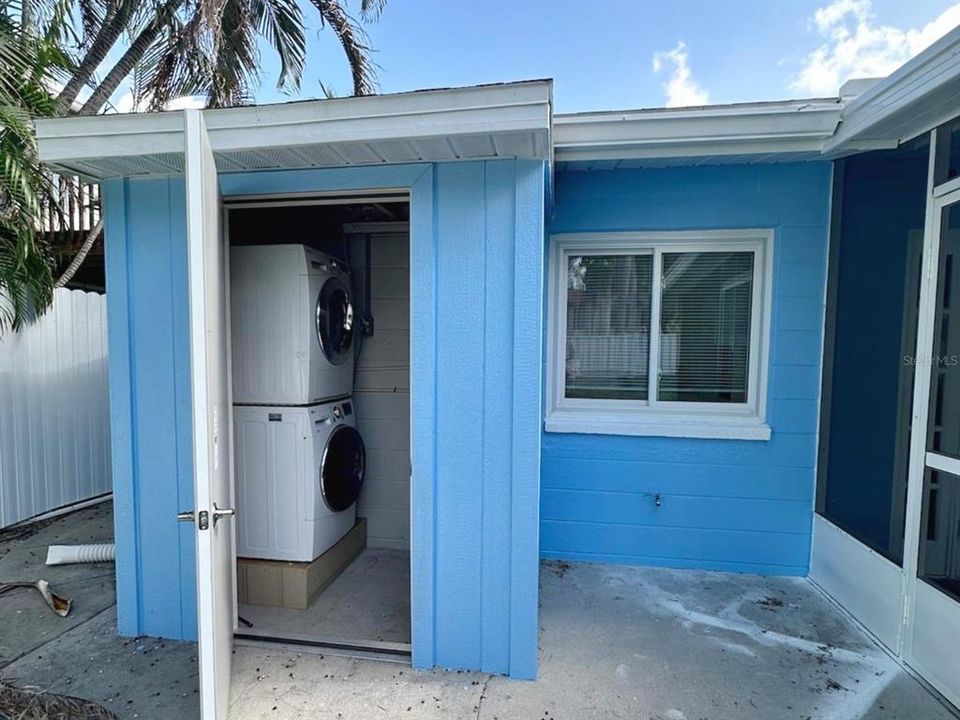 For Sale: $569,999 (2 beds, 1 baths, 961 Square Feet)