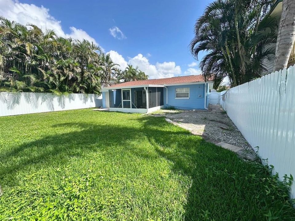 For Sale: $569,999 (2 beds, 1 baths, 961 Square Feet)