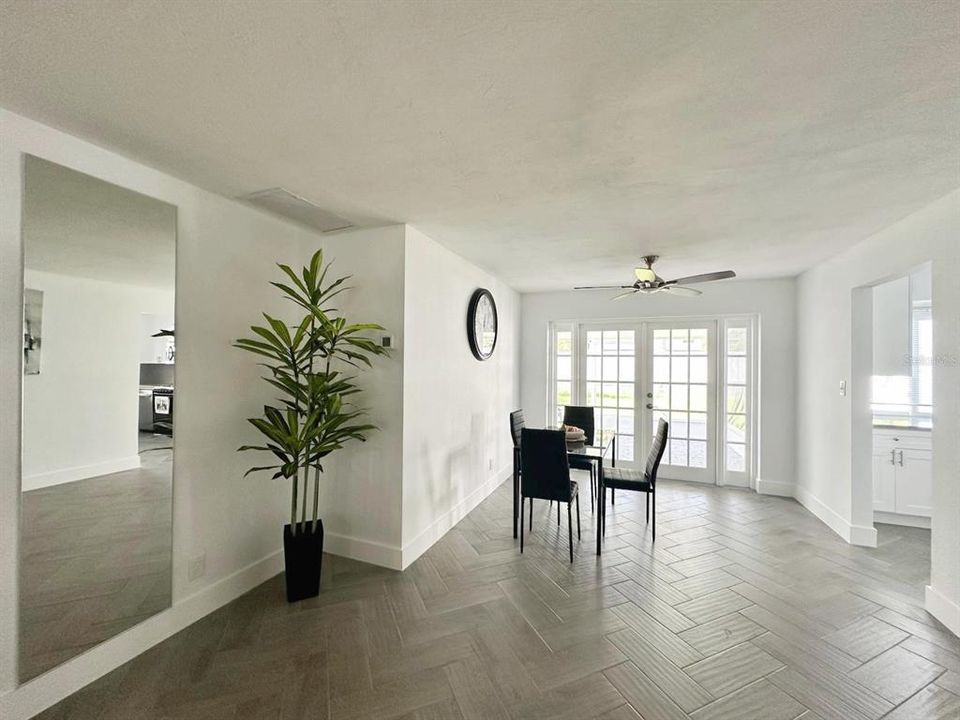 For Sale: $569,999 (2 beds, 1 baths, 961 Square Feet)