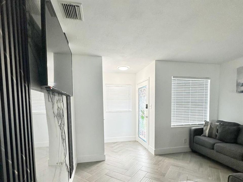 For Sale: $569,999 (2 beds, 1 baths, 961 Square Feet)