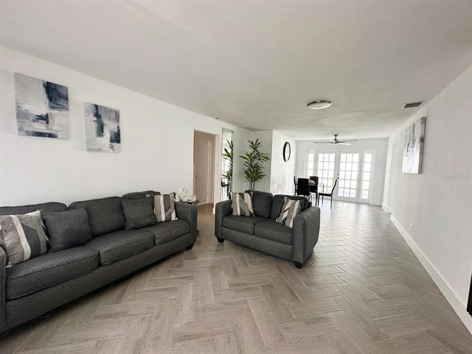 For Sale: $569,999 (2 beds, 1 baths, 961 Square Feet)