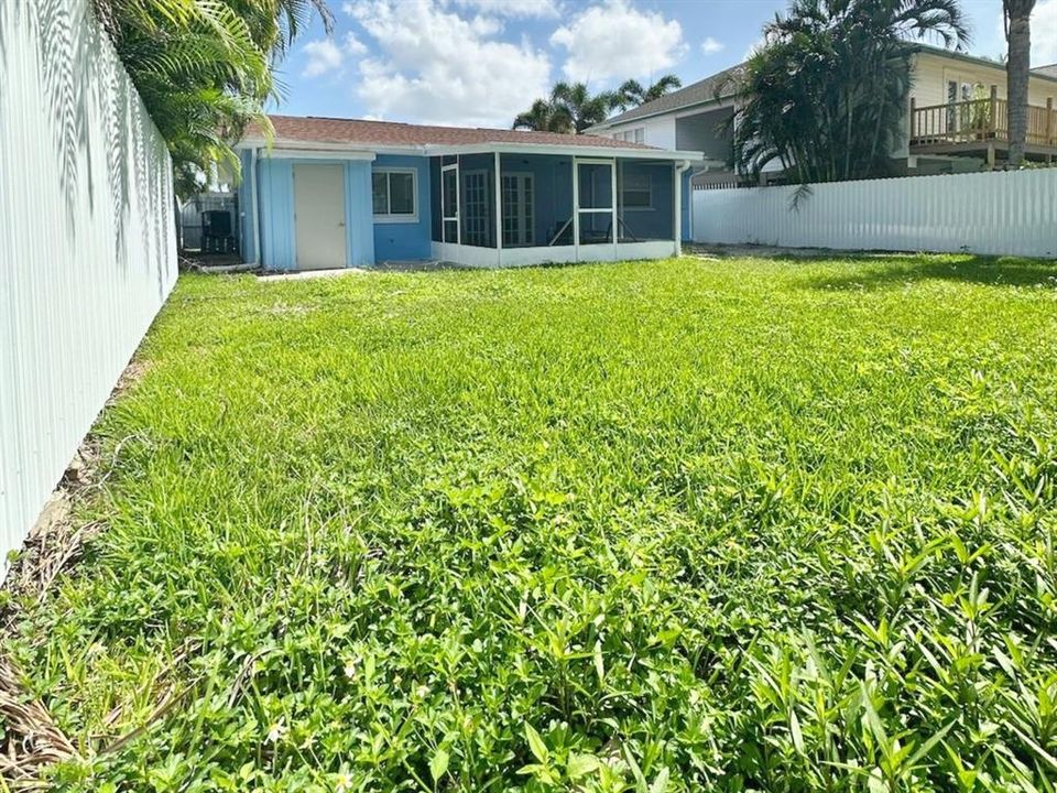 For Sale: $569,999 (2 beds, 1 baths, 961 Square Feet)