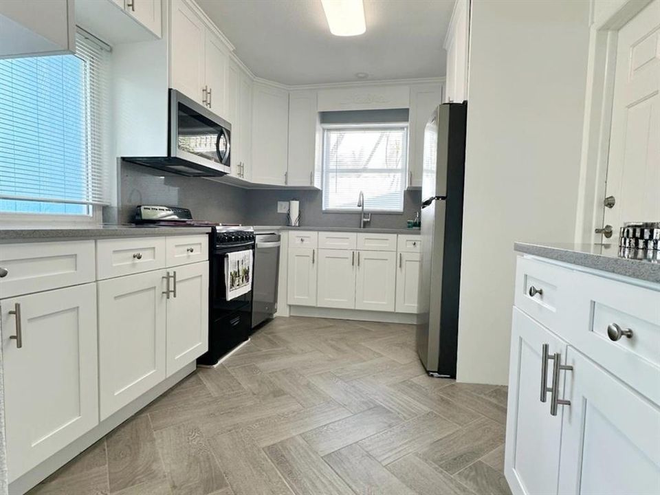 For Sale: $569,999 (2 beds, 1 baths, 961 Square Feet)