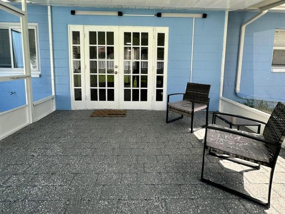 For Sale: $569,999 (2 beds, 1 baths, 961 Square Feet)