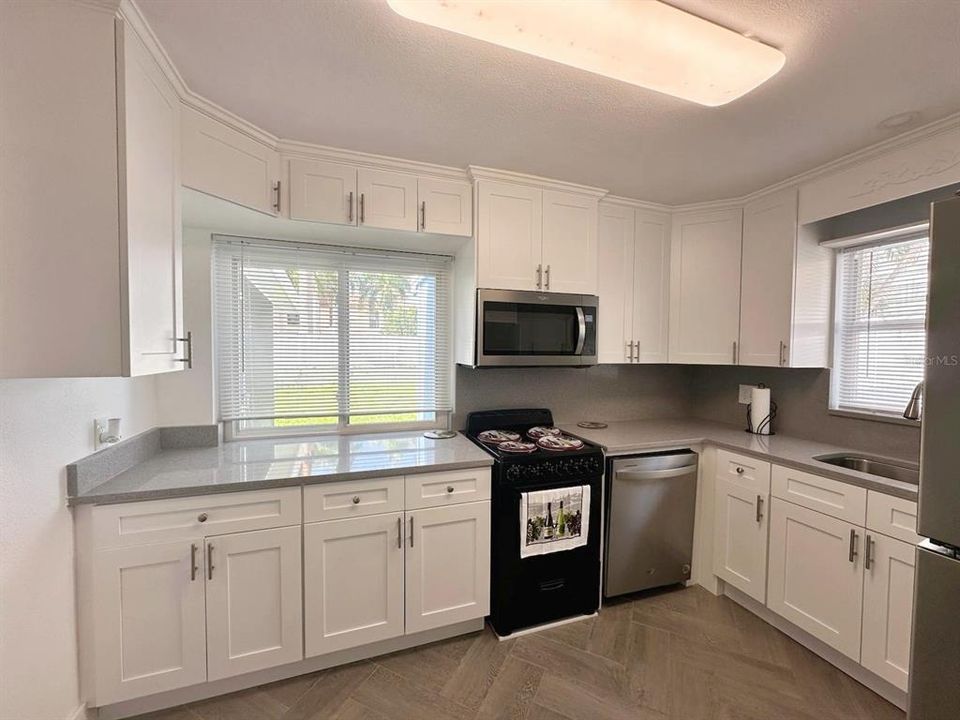 For Sale: $569,999 (2 beds, 1 baths, 961 Square Feet)