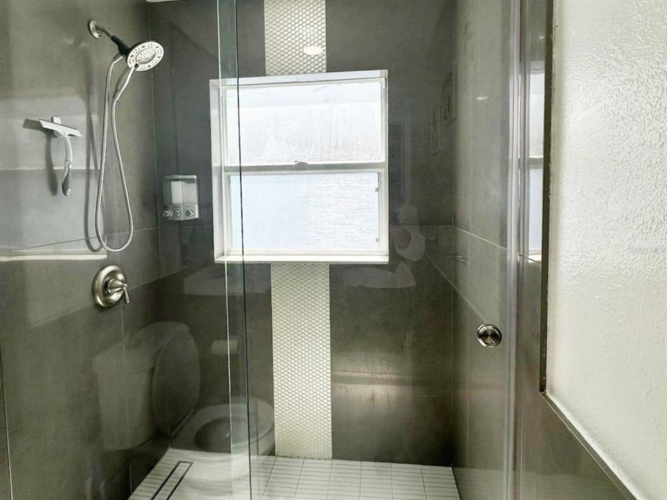 For Sale: $569,999 (2 beds, 1 baths, 961 Square Feet)