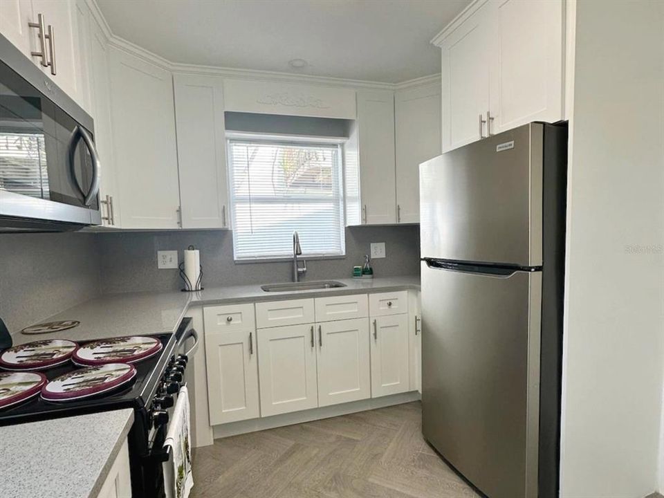 For Sale: $569,999 (2 beds, 1 baths, 961 Square Feet)