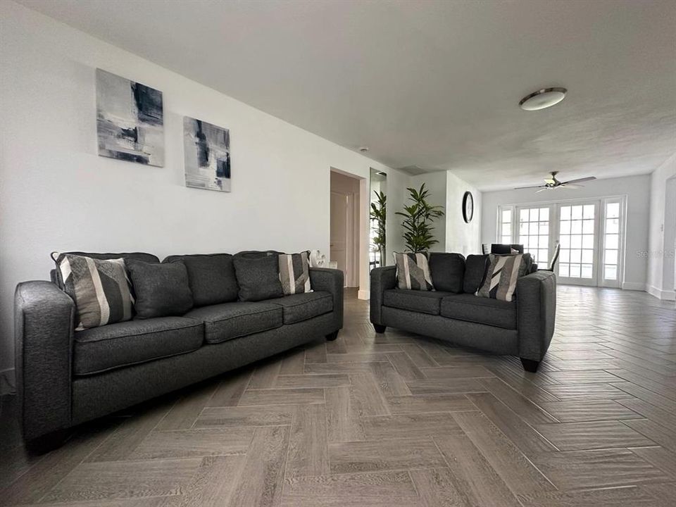 For Sale: $569,999 (2 beds, 1 baths, 961 Square Feet)