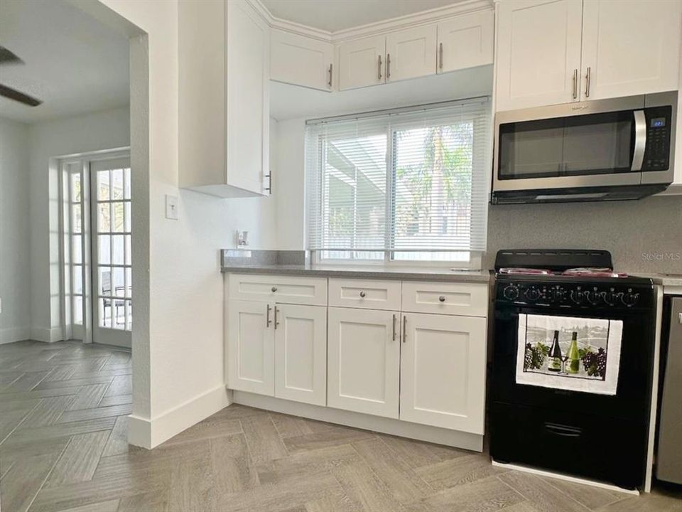 For Sale: $569,999 (2 beds, 1 baths, 961 Square Feet)