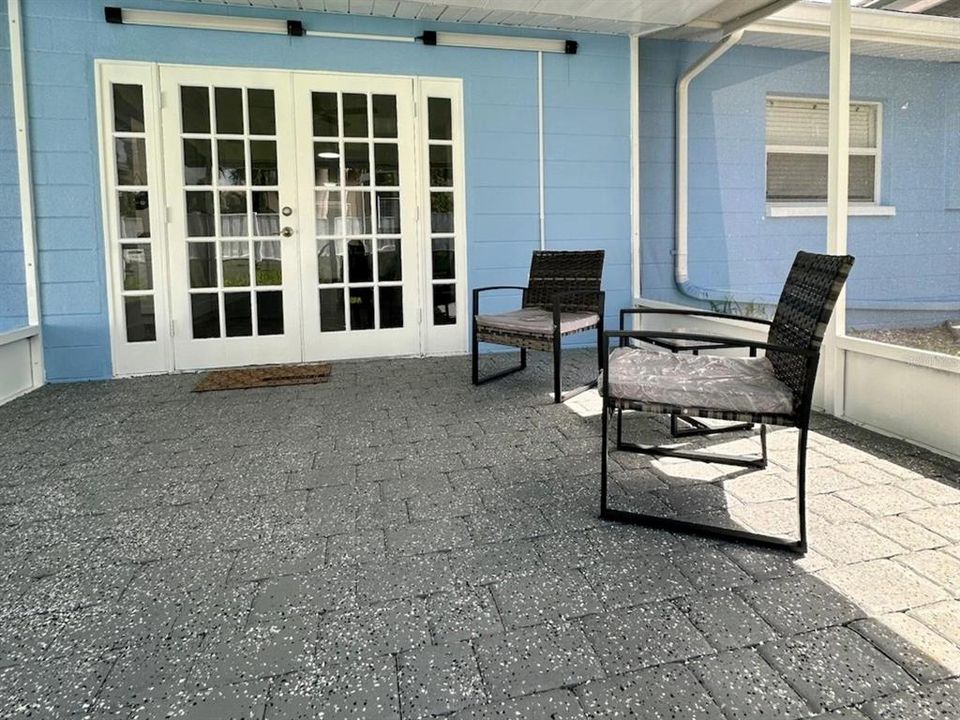 For Sale: $569,999 (2 beds, 1 baths, 961 Square Feet)