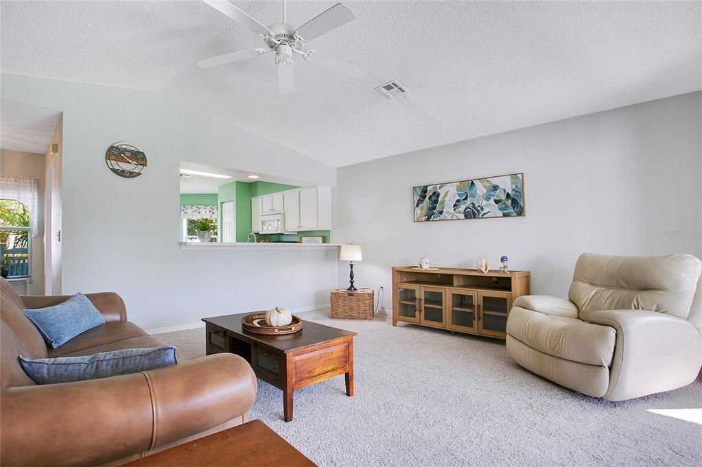 Active With Contract: $235,000 (2 beds, 2 baths, 1176 Square Feet)