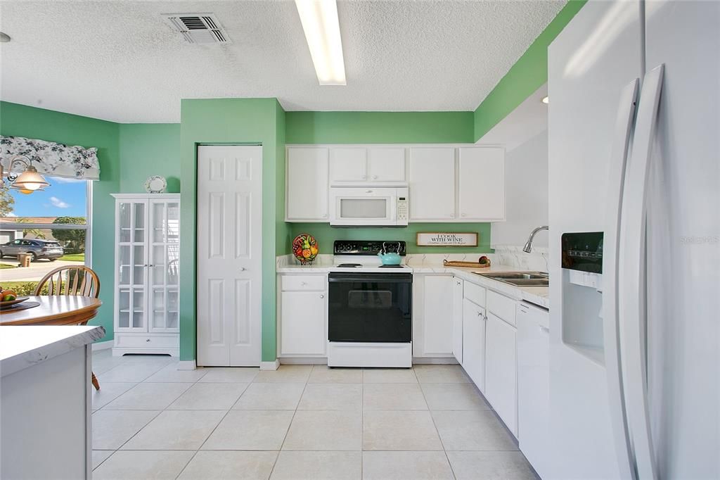 Active With Contract: $235,000 (2 beds, 2 baths, 1176 Square Feet)